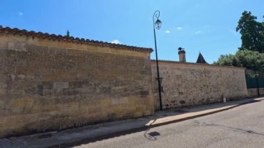 Saint-Emilion 'da dar bir caddede bir kamyon geziniyor.