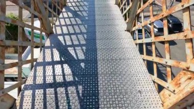 Paslı metal bir köprünün havadan görünüşü