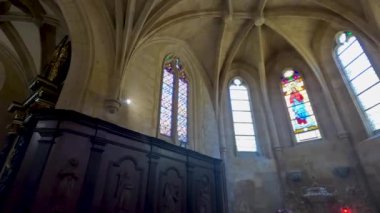 Tarihi bir kilisede lekeli camlar