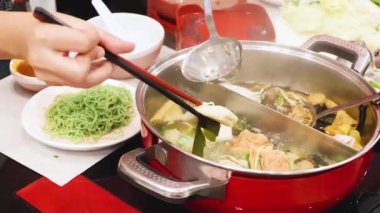 Şehriye ve sebzeli güveç hazırlıyorum.