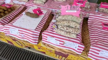 Libourne pazarında çeşitli sosisler sergilenmektedir.