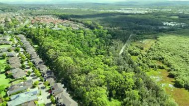 Yeşilliğin ortasında lüks evler ve golf sahaları.