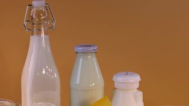 Bir masanın üzerine çeşitli süt ürünleri yerleştirildi