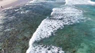 Dalgaların ve kıyı şeridinin hava görüntüsü