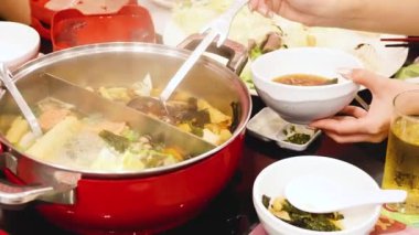 Yemek masasında yahni çorbası paylaşmak.