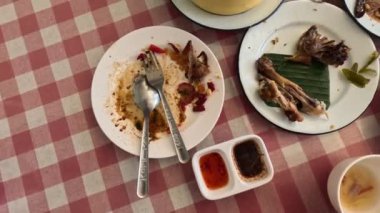 Kareli masa örtüsünde bitirilmiş yemek