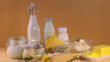 Bir masanın üzerine düzgünce yerleştirilmiş çeşitli süt ürünleri
