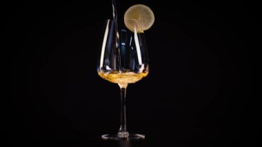 Siyah bardakta limonlu kokteyl.