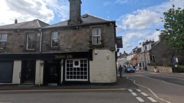 Aberdour 'da sessiz bir sokak sahnesi, Fife.