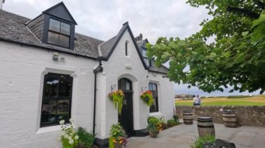 Kulüp binasının ve çevreleyen yeşilliğin manzarası