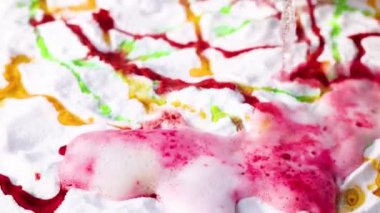 Köpüklü püskürme ile canlı kimyasal reaksiyon