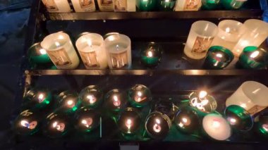 Mumlar titreşiyor huzurlu bir kilise ortamında