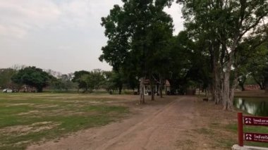 Huzurlu bir parkta, köprüde huzurlu bir yürüyüş.