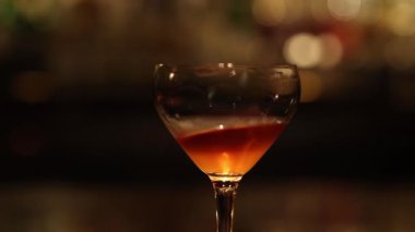 Arka planda bulanık bir kokteyl bardağının sabit görüntüsü