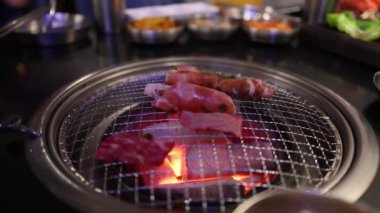 Restoranda biftek ve pastırma ızgarası.