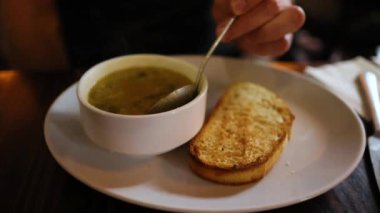 Fife 'da çorbanın tadını çıkaran kişi