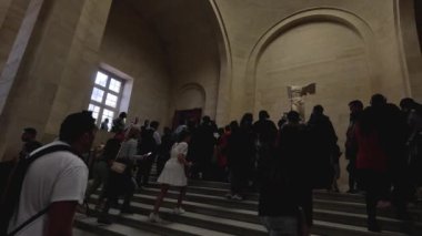 Ziyaretçiler Kanatlı Zafer heykelinin etrafında toplandı