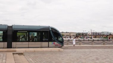 Tramvay Saint Emilion istasyonuna varıyor.