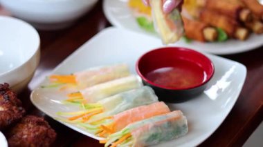 Bir böreği tekrar tekrar sosa batırmak.