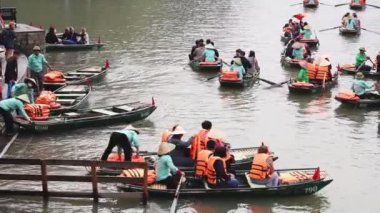 Sakin bir nehirde kürek çeken turistler