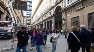 İtalya, Floransa 'da insanlar yürüyüş ve inşaat yapıyor.