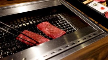 Yakiniku ızgarasında et dilimleri.