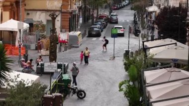 Yoğun bir caddede insanlar yürüyor ve etkileşime geçiyor