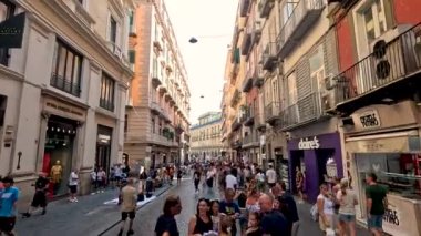 Kalabalık bir sokakta yürüyen insanlar