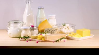 Masanın üzerine düzgünce yerleştirilmiş çeşitli süt ürünleri
