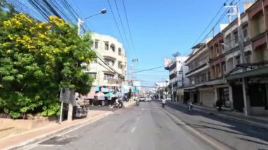 Yoldan geçen araçlarla dolu hareketli bir sokak sahnesi