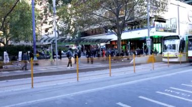 Şehir trafiğinde bisikletler, tramvaylar ve yayalar