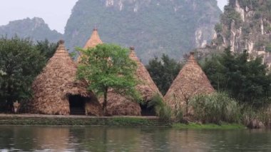 Nehir ve dağlara yakın geleneksel kulübeler