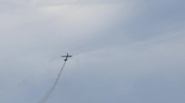 Uçaklar duman izleriyle koordineli hava manevraları gerçekleştiriyor.