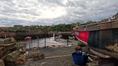 Crail, İskoçya rıhtımında balıkçı teknesi ve tuzaklar