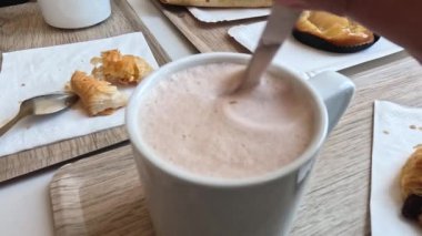 Masada hamur işleriyle kahveyi karıştırmak