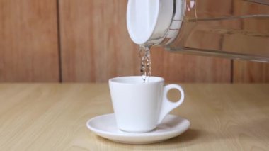 Su beyaz bardağa dolduruluyor.