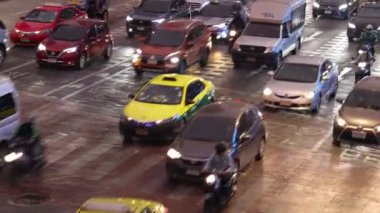 Arabalar ve motosikletlerle yoğun trafik