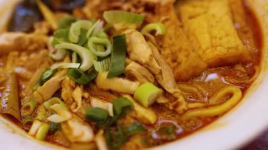 Bir kase sebzeli laksa şehriye çorbası.