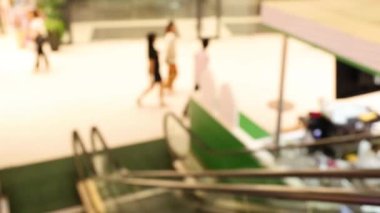 İnsanlar Bangkok 'ta hareketli bir alışveriş merkezinden geçiyor.