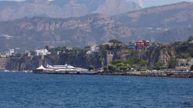Sorrento 'nun kıyı şeridi ve dağlarının panoramik manzarası