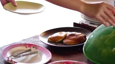 Elin tabakta krep servis ediyor.