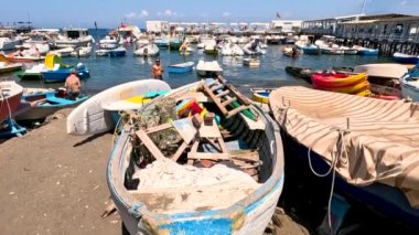Tekneler kalabalık bir Sorrento limanına yanaştı.