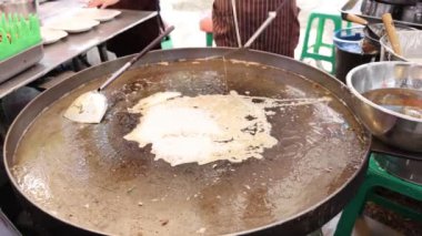 Sıcak bir ızgarada yumurta pişirmek..