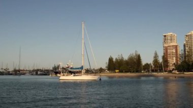 Yelkenli, güneşli bir günde şehrin üstünden geçiyor.