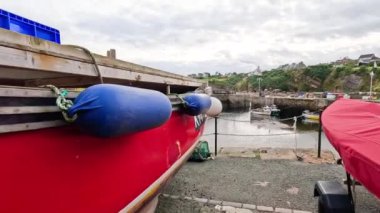Fife, İskoçya 'da kırmızı tekne ve liman manzarası