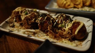 Takoyaki, Bangkok restoranında bir tabakta servis yaptı.