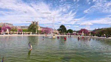 Oyuncak yelkenliler Paris çeşmesinde yüzüyor