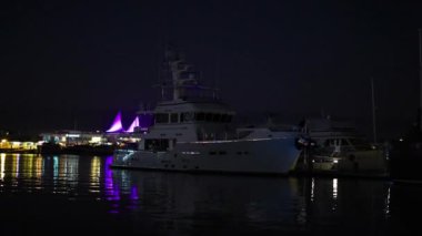 Aydınlatılmış yatlar ve liman ışıkları