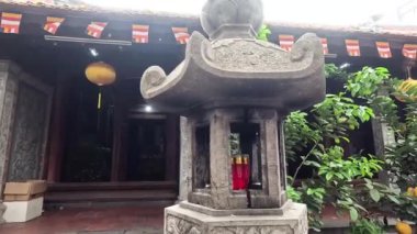 Hanoi tapınağında huzurlu bir tapınak.