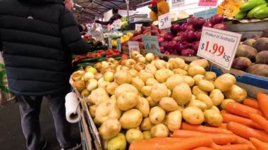 Markette sebze seçen adam.